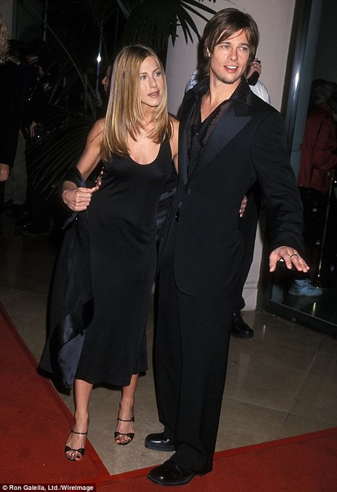 Brad Pitt lại dính tin đồn tình ái với cô gái tóc vàng xinh đẹp - Ảnh 4.