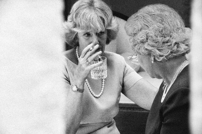 Sự thật bất ngờ về một loạt những khoảnh khắc bà Camilla phì phèo điếu thuốc, Công nương Diana có con với bạn trai tỷ phú - Ảnh 9.