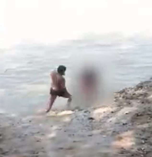 Ấn Độ: Hai gã đàn ông cưỡng bức một phụ nữ ngay bờ sông Hằng còn quay phim khoe lên mạng khiến dư luận hết sức phẫn nộ - Ảnh 1.