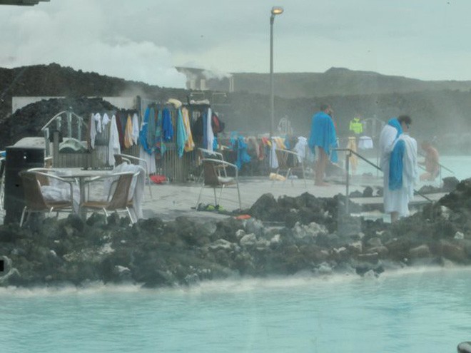 Suối địa nhiệt đẹp như tiên cảnh ở Iceland: Đến rồi mới thấy chen chúc toàn người trần mắt thịt - Ảnh 4.