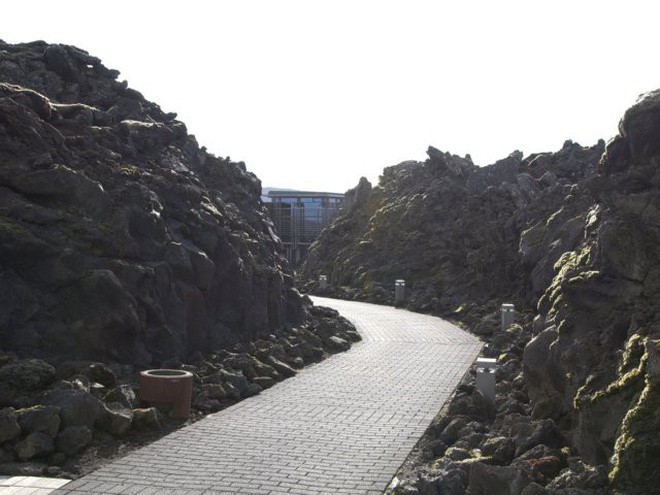 Suối địa nhiệt đẹp như tiên cảnh ở Iceland: Đến rồi mới thấy chen chúc toàn người trần mắt thịt - Ảnh 1.
