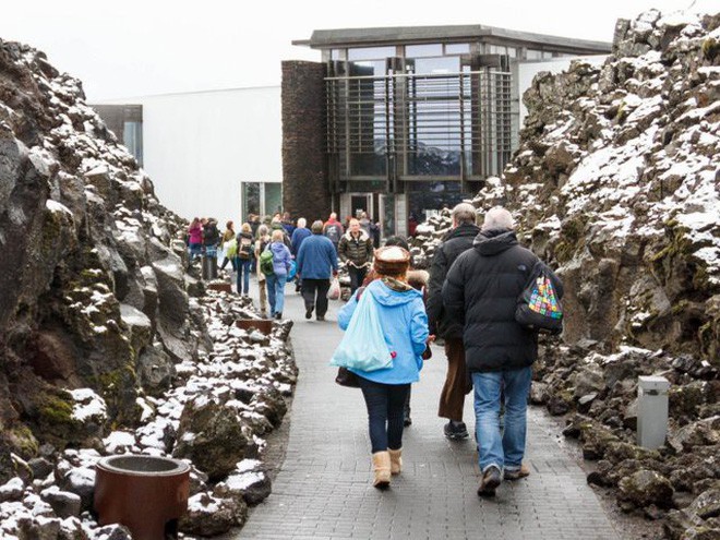 Suối địa nhiệt đẹp như tiên cảnh ở Iceland: Đến rồi mới thấy chen chúc toàn người trần mắt thịt - Ảnh 2.
