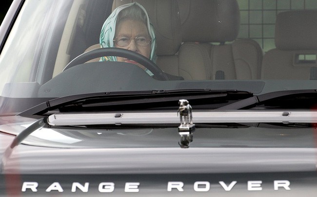 Có một sự thật bất ngờ là Nữ hoàng không có bằng lái xe nhưng bộ sưu tập xe hơi của bà khiến nhiều người phải choáng ngợp - Ảnh 1.