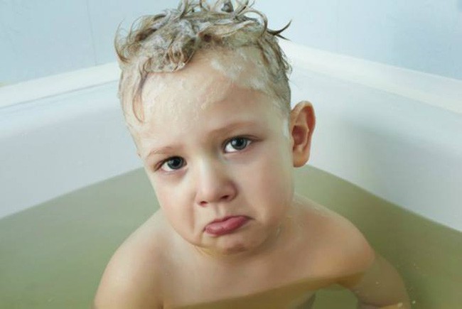 Hy hữu: Bé trai bị kẹt vùng kín ở lỗ thoát nước bồn tắm và những hiểm họa rình rập trẻ ở nơi tưởng rất an toàn - Ảnh 2.