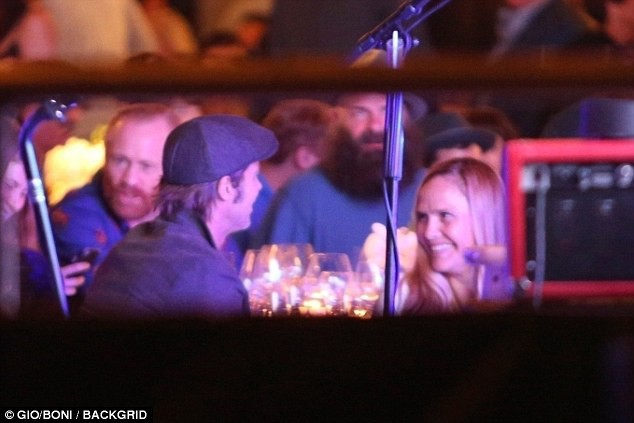 Brad Pitt lộ ảnh cười đùa cùng bạn gái tin đồn giữa sự kiện, ra về cùng nhau lúc tối muộn - Ảnh 1.