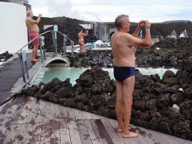 Suối địa nhiệt đẹp như tiên cảnh ở Iceland: Đến rồi mới thấy chen chúc toàn người trần mắt thịt - Ảnh 16.