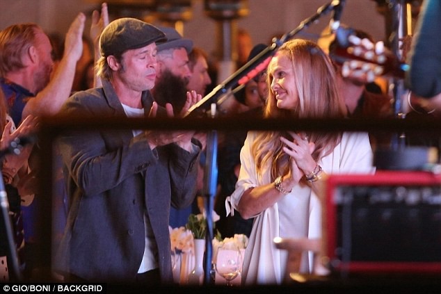 Brad Pitt lộ ảnh cười đùa cùng bạn gái tin đồn giữa sự kiện, ra về cùng nhau lúc tối muộn - Ảnh 4.