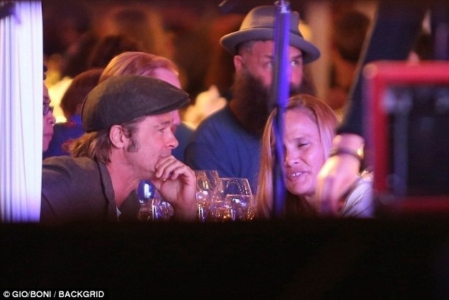 Brad Pitt lộ ảnh cười đùa cùng bạn gái tin đồn giữa sự kiện, ra về cùng nhau lúc tối muộn - Ảnh 6.