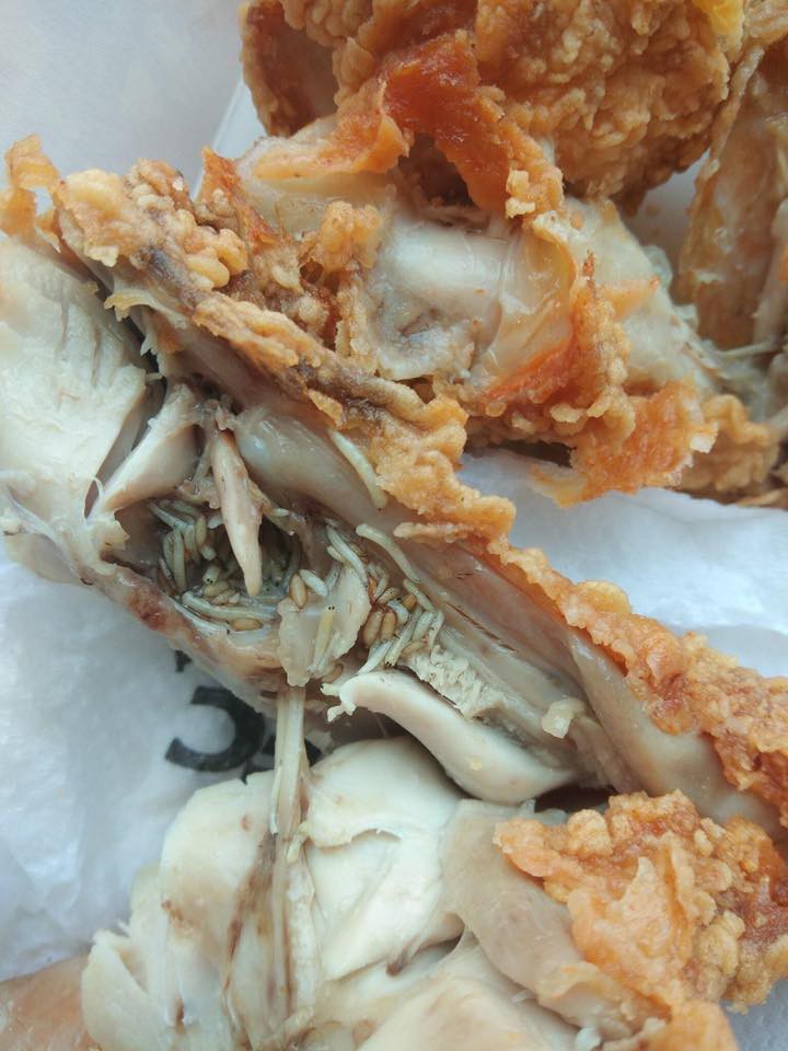 Thanh niên hoảng hồn khi miếng gà rán đang ăn đầy dòi, nhưng dân mạng lại phát hiện 1 sự thật khác - Ảnh 3. Thanh niên hoảng hồn khi miếng gà rán đang ăn đầy dòi, nhưng dân mạng lại phát hiện 1 sự thật khác - Ảnh 3.