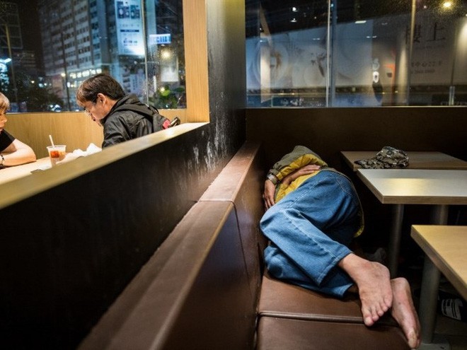 Tìm hiểu về McRefugees: Nơi người vô gia cư, người cô đơn tại Hồng Kông coi là ngôi nhà thứ hai của mình - Ảnh 2.