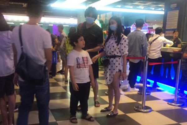 Lộ ảnh Tim, Trương Quỳnh Anh đeo khẩu trang, đưa con đi xem phim sau khi ly hôn - Ảnh 3.