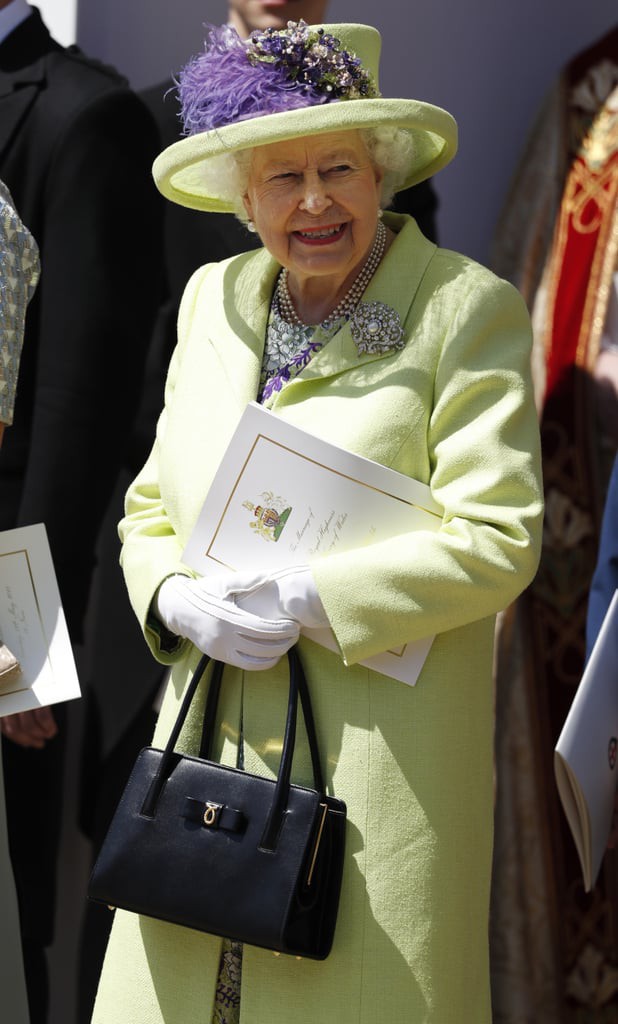 Liên tục thay đổi màu sắc trang phục, duy chỉ có món đồ này là Nữ hoàng Anh hết mực chung tình từ thời trẻ đến tận bây giờ - Ảnh 10.