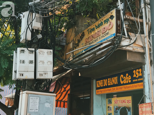 Tiệm đồ ăn nhanh của lão Việt kiều Tân thế giới trên phố Hàng Bông, 32 năm tuổi vẫn khiến khách Tây mê say - Ảnh 2.