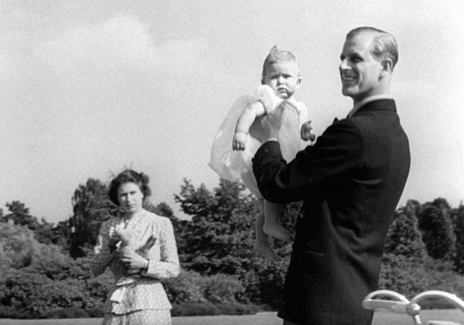 Những bức ảnh hiếm có khó tìm kể lại hành trình 70 năm cuộc đời Thái tử Charles, vị vua tương lai của nước Anh - Ảnh 2.