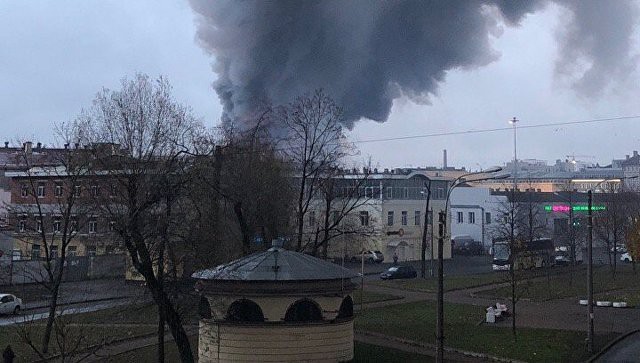 Trung tâm thương mại ở St. Petersburg bốc cháy dữ dội, hơn 800 người phải sơ tán khẩn cấp - Ảnh 2.