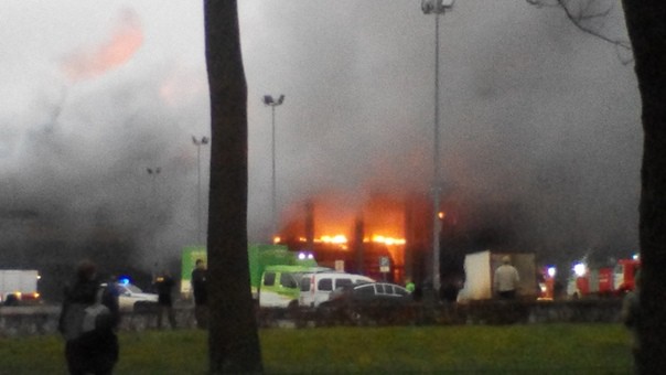 Trung tâm thương mại ở St. Petersburg bốc cháy dữ dội, hơn 800 người phải sơ tán khẩn cấp - Ảnh 3.