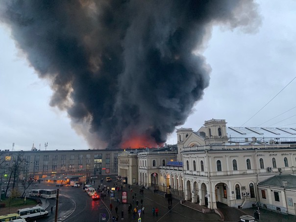 Trung tâm thương mại ở St. Petersburg bốc cháy dữ dội, hơn 800 người phải sơ tán khẩn cấp - Ảnh 5.