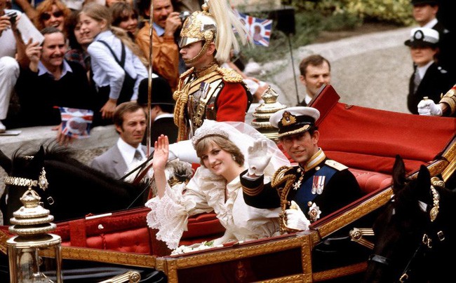 Những bức ảnh hiếm có khó tìm kể lại hành trình 70 năm cuộc đời Thái tử Charles, vị vua tương lai của nước Anh - Ảnh 17.
