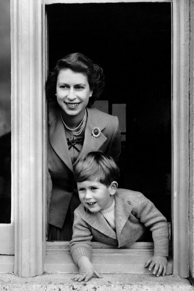 Những bức ảnh hiếm có khó tìm kể lại hành trình 70 năm cuộc đời Thái tử Charles, vị vua tương lai của nước Anh - Ảnh 5.