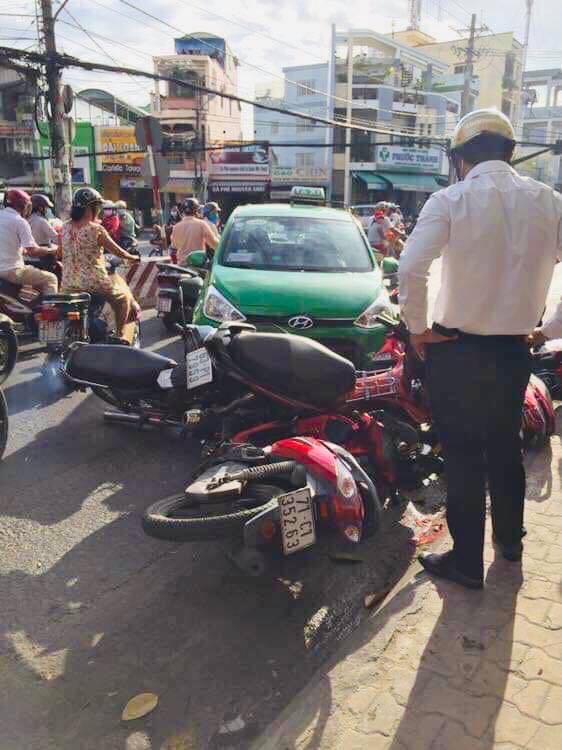 Hiện trường vụ taxi tông 6 xe máy ở ngã tư được chia sẻ liên tục trên mạng xã hội  - Ảnh 4.