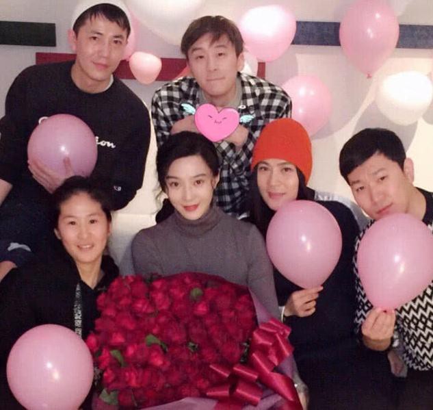 Hình ảnh Phạm Băng Băng trong bữa tiệc sinh nhật kín đáo bây giờ mới được tiết lộ - Ảnh 2. Hình ảnh Phạm Băng Băng trong bữa tiệc sinh nhật kín đáo bây giờ mới được tiết lộ - Ảnh 2.