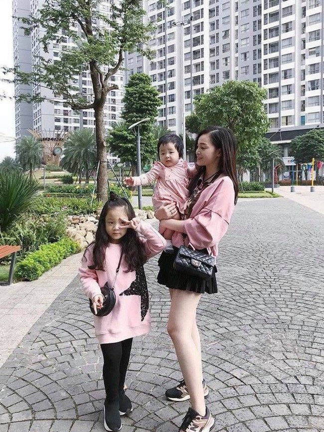 Khoe vóc dáng cực chuẩn sau 6 tháng sinh em bé thứ 2, hot mom Ngọc Mon nhận được cơn mưa lời khen từ MXH - Ảnh 1.