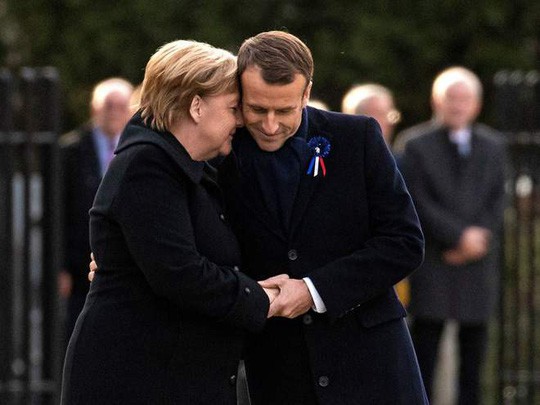 TT Trump ngại mưa, ông Macron và bà Merkel nắm chặt tay nơi nghĩa trang lịch sử - Ảnh 1.