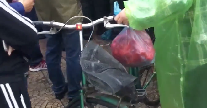 Bất chấp để có vé xem AFF Cup 2018, người dân đạp méo mó xe đạp của cụ bà bán nước trước cổng sân Mỹ Đình - Ảnh 2. Bất chấp để có vé xem AFF Cup 2018, người dân đạp méo mó xe đạp của cụ bà bán nước trước cổng sân Mỹ Đình - Ảnh 2.