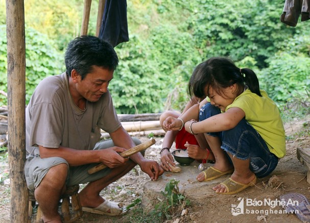 Dùng dao, búa cạy hạt rừng làm đặc sản tuyệt cú mèo của người vùng cao - Ảnh 6.