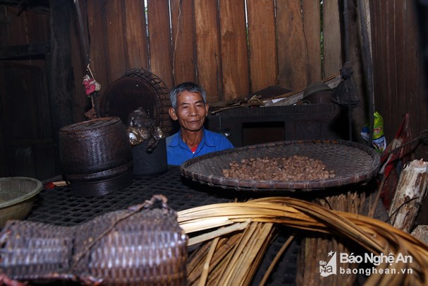 Dùng dao, búa cạy hạt rừng làm đặc sản tuyệt cú mèo của người vùng cao - Ảnh 3.