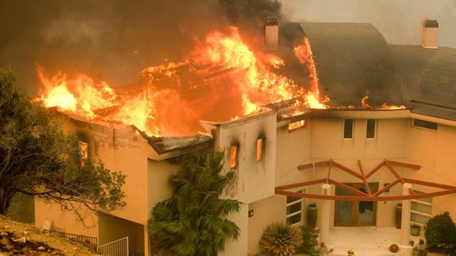 Đám cháy khủng khiếp thiêu rụi nhà cửa của Gerard Butler, Lady Gaga, Kim Kardashian, Miley Cyrus - Ảnh 7.