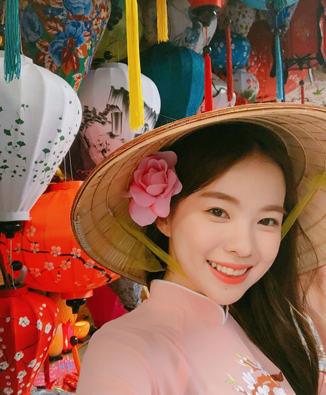 Nhan sắc của nữ hoàng gợi cảm Hàn Quốc diện áo dài, nón lá Việt Nam - Ảnh 1.