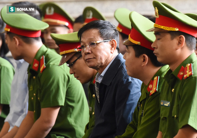 Cựu tướng Phan Văn Vĩnh liên tục bóp trán, lộ vẻ mệt mỏi trước phút khai nhầm - Ảnh 5.