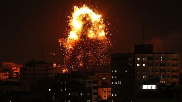 Máy bay Israel ồ ạt tấn công Hamas, xe tăng áp sát biên giới Gaza - Chờ lệnh khai hỏa - Ảnh 3.