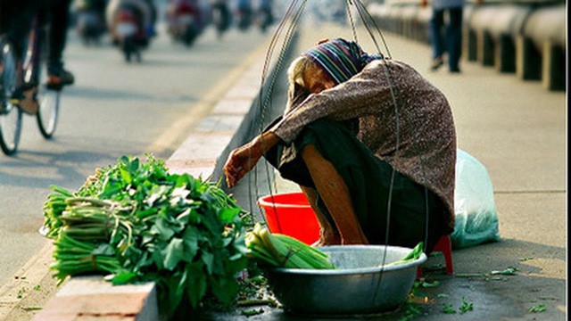 Tờ báo kinh tế hàng đầu thế giới bày tỏ lo ngại Việt Nam chưa giàu đã già - Ảnh 3.