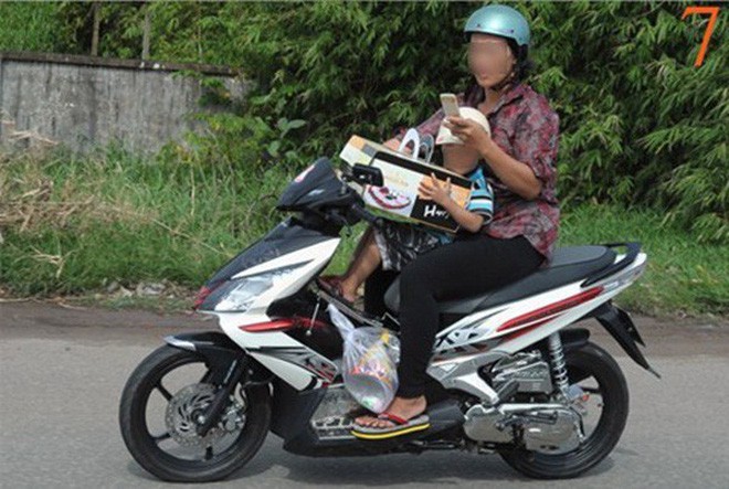 Người mẹ một tay cầm lái, một tay ôm con trai đang ti sữa trên đường phố Hà Nội khiến nhiều người ngỡ ngàng - Ảnh 9.