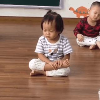 6 biểu cảm của 6 đứa trẻ 2 tuổi khi ngồi thiền khiến người lớn bật cười, liên tục chia sẻ clip - Ảnh 5.