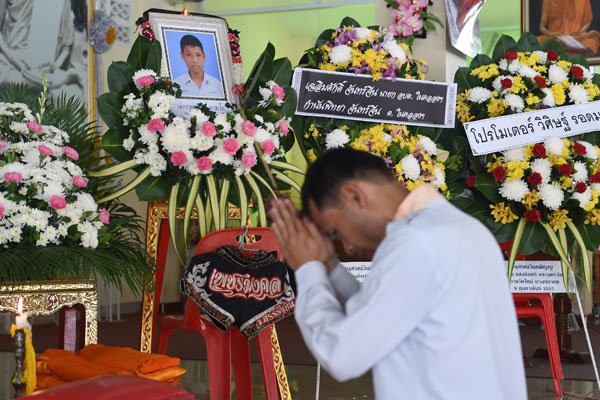 Cậu bé 13 tuổi chết gục trên sàn đấu Muay Thái thổi bùng làn sóng phẫn nộ - Ảnh 1.