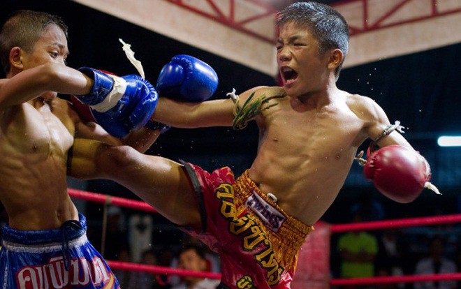 Cậu bé 13 tuổi chết gục trên sàn đấu Muay Thái thổi bùng làn sóng phẫn nộ - Ảnh 2.