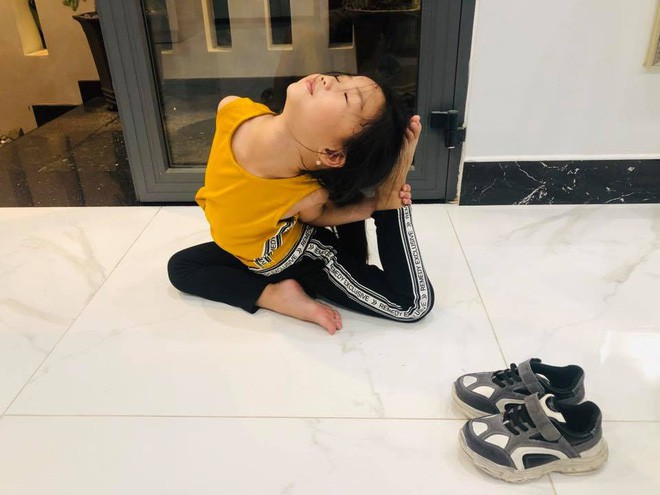 Mới lên 5 tuổi, con gái Ốc Thanh Vân đã khiến dân tình thích thú khi trổ tài uốn dẻo như vũ công chuyên nghiệp - Ảnh 3.