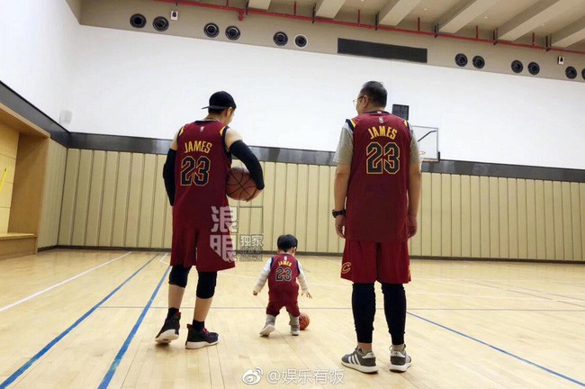 Mới ngày nào còn bé tí, giờ con trai Huỳnh Hiểu Minh đã lũn cũn đáng yêu chơi bóng rổ cùng bố - Ảnh 2.
