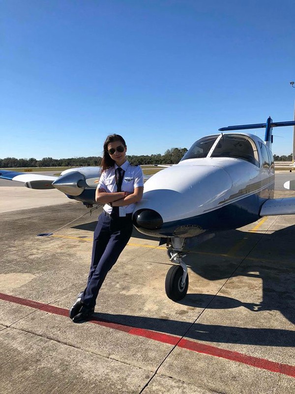 Hành trình ngoạn mục của người đẹp showbiz Việt đầu tiên trở thành phi công - Ảnh 2.