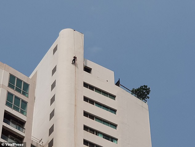 Thái Lan: Phát hiện thi thể người ngoại quốc bị treo cổ trên nóc tòa nhà 31 tầng cùng một tờ giấy bí ẩn - Ảnh 1.