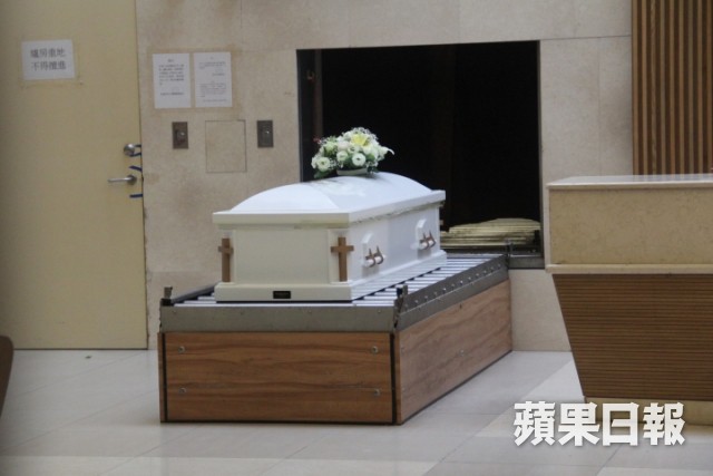 Lễ hoả táng của Lam Khiết Anh: Chị gái trùm kín mặt xuất hiện tiều tụy, người thân khóc nức nở - Ảnh 14.