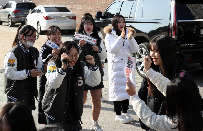 600.000 thí sinh Hàn Quốc thi Đại học: Cả đất nước nín thở, học sinh lớp 11 quỳ ngoài cổng trường chúc anh chị thi tốt - Ảnh 9.