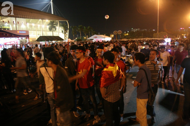 Nhiều CĐV đứng ngoài sân xem đội tuyển Việt Nam và Malaysia thi đấu qua điện thoại vì không mua được vé - Ảnh 13.