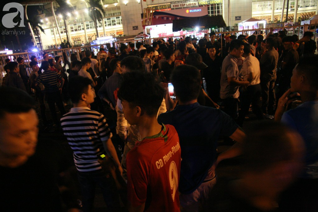 Nhiều CĐV đứng ngoài sân xem đội tuyển Việt Nam và Malaysia thi đấu qua điện thoại vì không mua được vé - Ảnh 14.