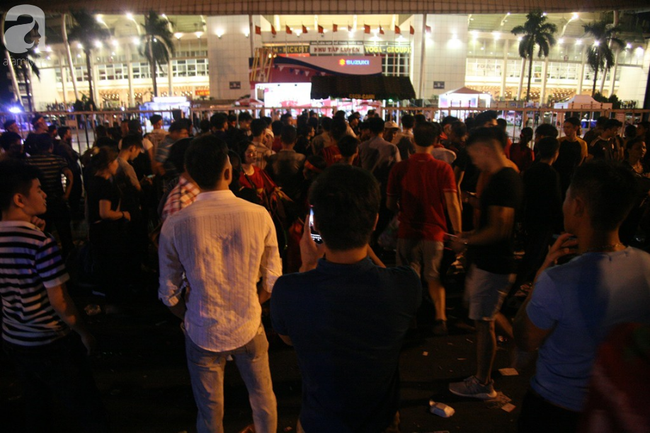 Nhiều CĐV đứng ngoài sân xem đội tuyển Việt Nam và Malaysia thi đấu qua điện thoại vì không mua được vé - Ảnh 15.