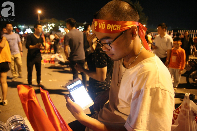 Nhiều CĐV đứng ngoài sân xem đội tuyển Việt Nam và Malaysia thi đấu qua điện thoại vì không mua được vé - Ảnh 7.