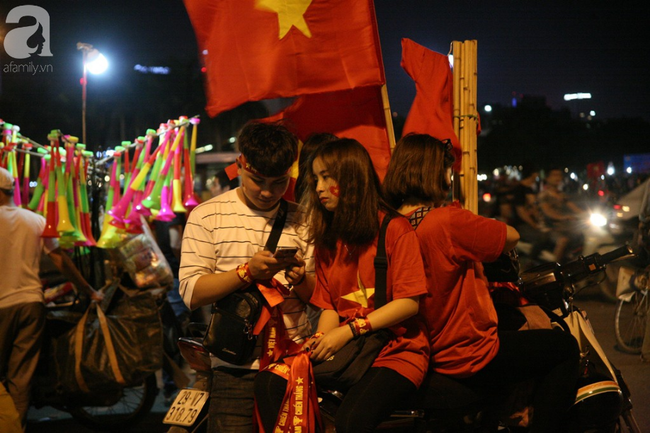 Nhiều CĐV đứng ngoài sân xem đội tuyển Việt Nam và Malaysia thi đấu qua điện thoại vì không mua được vé - Ảnh 8.